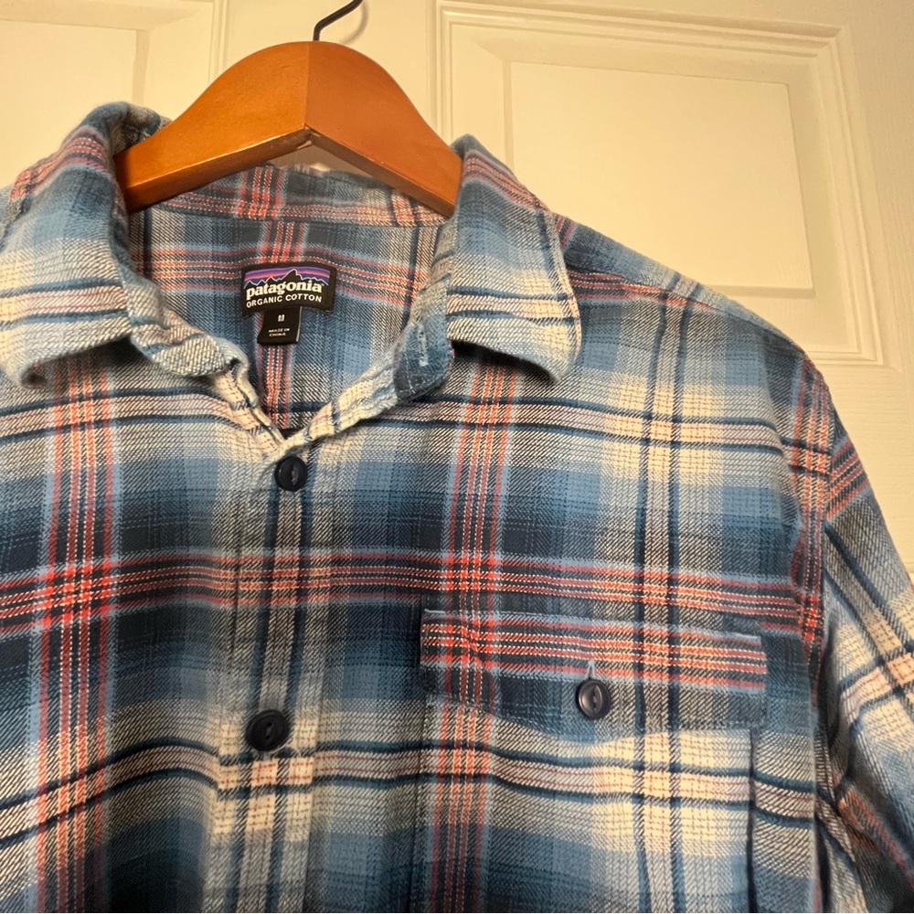 Patagonia Blue and Red Plaid Organic Cotton Button-Down Shirt Size Medium - Picture 3 of 7